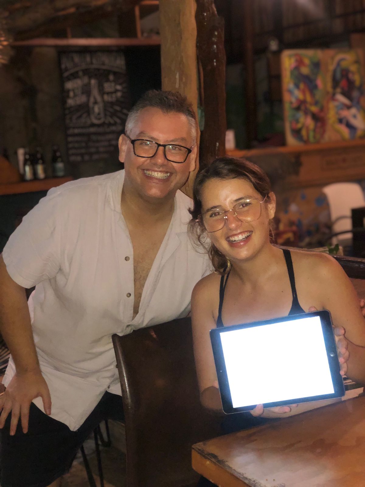Clara Blousson junto a Gabriel Agustín Garay Opaso tras su sesión de astrología laboral